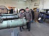 09 Ehepaar Eberl besichtigen die alten Kanonen in der Exerzierhalle.JPG